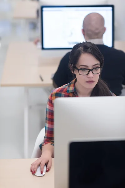 Negócio de inicialização, mulher trabalhando no computador desktop — Fotografia de Stock