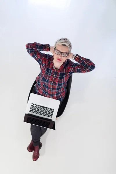 Top view of young business woman working on laptop computer — стоковое фото