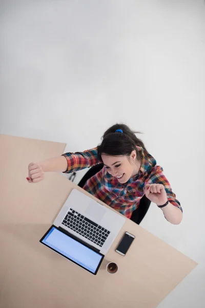 Bovenaanzicht van jonge zakenvrouw die op laptop werkt — Stockfoto