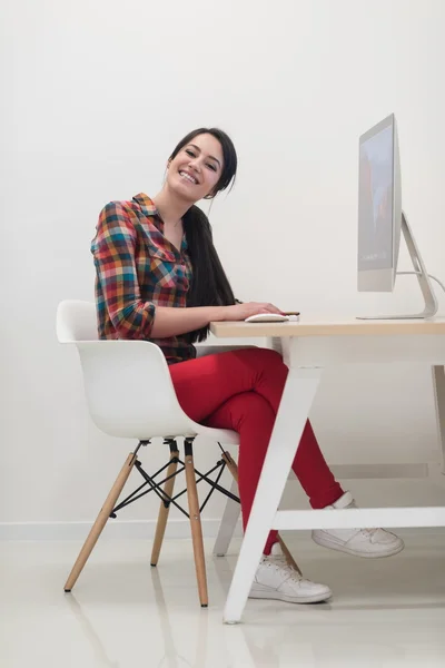 Negócio de inicialização, mulher trabalhando no computador desktop — Fotografia de Stock