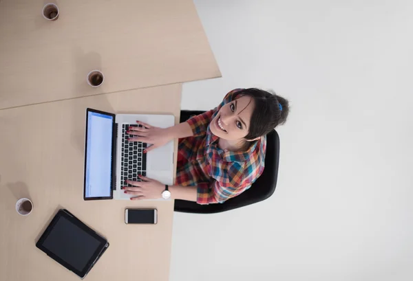Vista superior da jovem mulher de negócios que trabalha no laptop — Fotografia de Stock