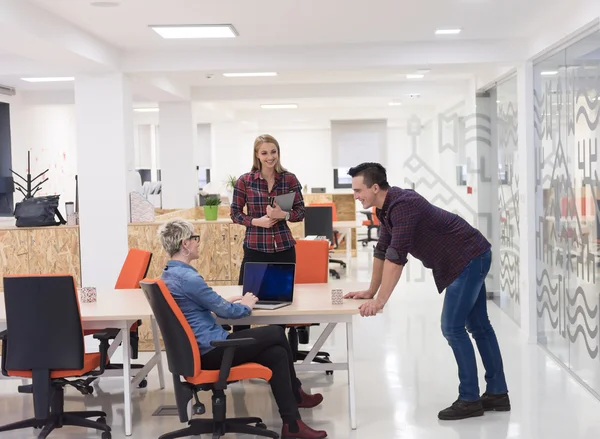 Retrato de grupo de gente de negocios en la oficina moderna — Foto de Stock