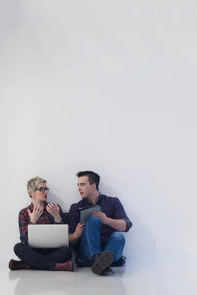 Εκκίνησης επιχείρησης, ζευγάρι που εργάζονται στο φορητό υπολογιστή στο γραφείο — Φωτογραφία Αρχείου