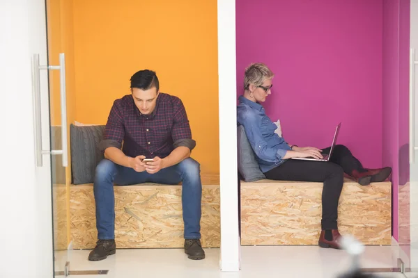 Gruppo di uomini d'affari in uno spazio di lavoro creativo — Foto Stock