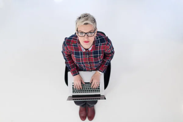 Вид зверху на молоду ділову жінку, що працює на ноутбуці — стокове фото