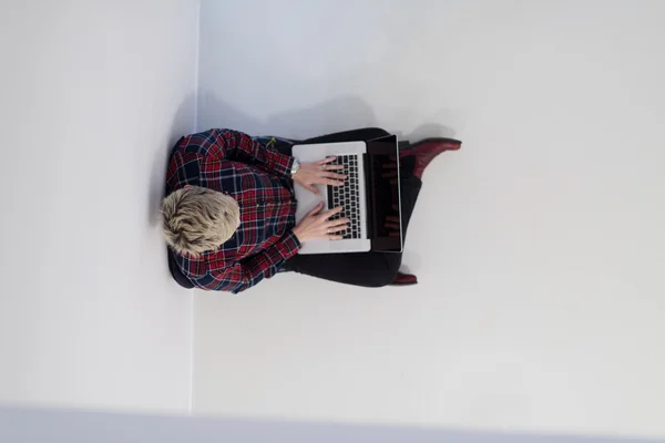 Top view of young business woman working on laptop computer — стоковое фото