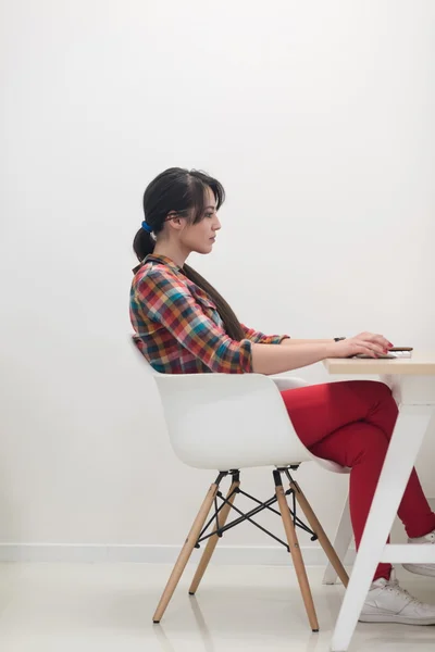 Démarrage d'entreprise, femme travaillant sur ordinateur de bureau — Photo