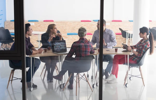 Equipe de negócios de inicialização em reunião no escritório moderno — Fotografia de Stock