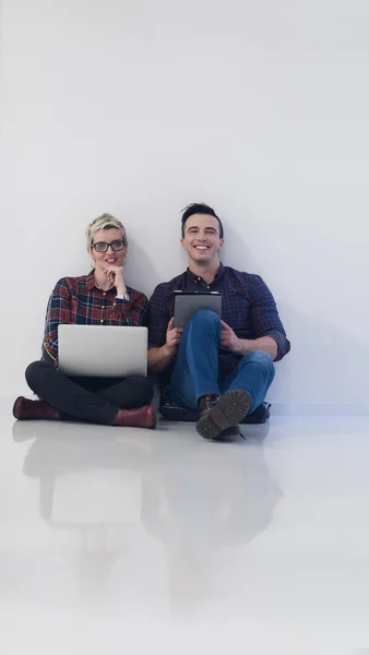 Negocio de arranque, pareja que trabaja en el ordenador portátil en la oficina — Foto de Stock