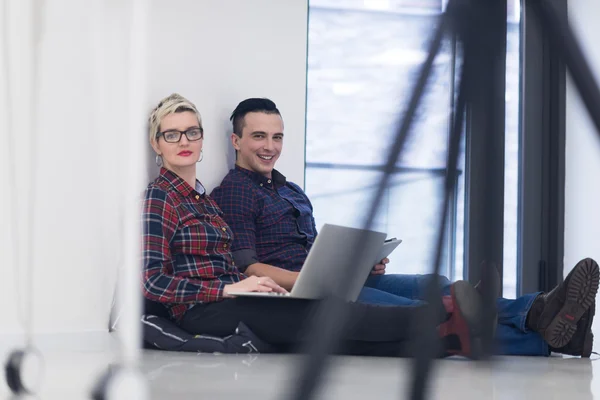 Startend bedrijf, paar werken op laptopcomputer op kantoor — Stockfoto