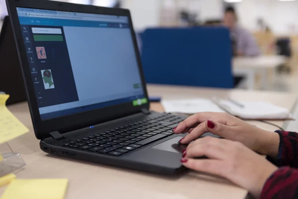 Negócio de inicialização, mulher trabalhando no laptop — Fotografia de Stock