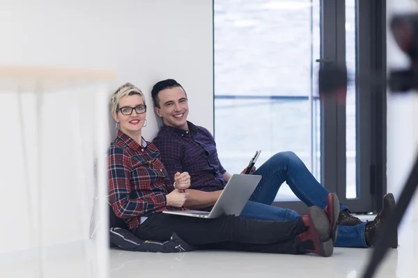 Démarrage d'entreprise, couple travaillant sur ordinateur portable au bureau — Photo