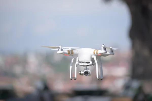 Quadcopter drone repül a város felett — Stock Fotó
