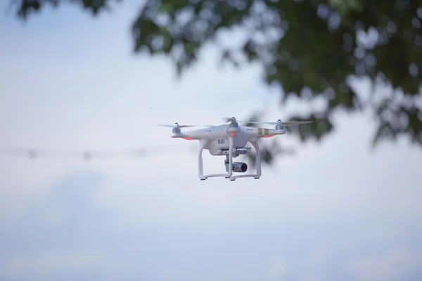 Dron quadcopter volando sobre la ciudad —  Fotos de Stock