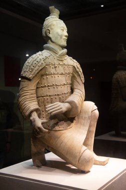XIAN, Çin - 8 Ekim 2017: Xi 'an, Çin' deki ünlü Terracotta Ordusu. Çin 'in ilk imparatoru Qin Shi Huang' ın mozolesinde zırhlı adam ve at heykelleri koleksiyonu var..