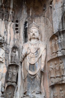 Ünlü Longmen Grottoes (Çin 'in Hennn eyaleti Luoyang yakınlarındaki anıt kayaya oyulmuş Buda ve Bodhisattvas heykelleri))
