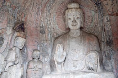 Ünlü Longmen Grottoes (Çin 'in Hennn eyaleti Luoyang yakınlarındaki anıt kayaya oyulmuş Buda ve Bodhisattvas heykelleri))