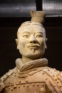 XIAN, Çin - 8 Ekim 2017: Xi 'an, Çin' deki ünlü Terracotta Ordusu. Çin 'in ilk imparatoru Qin Shi Huang' ın mozolesinde zırhlı adam ve at heykelleri koleksiyonu var..