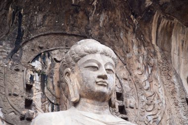 Ünlü Longmen Grottoes (Çin 'in Hennn eyaleti Luoyang yakınlarındaki anıt kayaya oyulmuş Buda ve Bodhisattvas heykelleri))