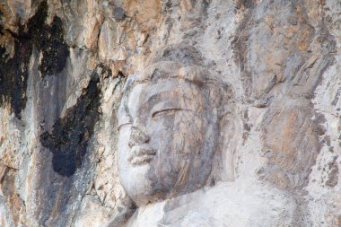 Ünlü Longmen Grottoes (Çin 'in Hennn eyaleti Luoyang yakınlarındaki anıt kayaya oyulmuş Buda ve Bodhisattvas heykelleri))
