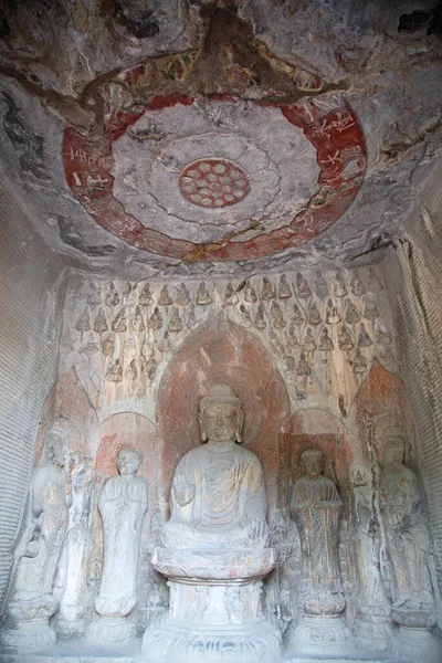 Famosas Grutas Longmen Estátuas Buda Bodhisattvas Esculpidas Rocha Monólito Perto — Fotografia de Stock