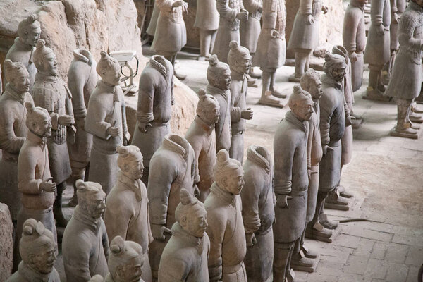 XIAN, CHINA - October 8, 2017: Famous Terracotta Army in Xi 'an, China. Мавзолей Цинь Ши Хуана, первого императора Китая, содержит коллекцию терракотовых скульптур броненосцев и лошадей.