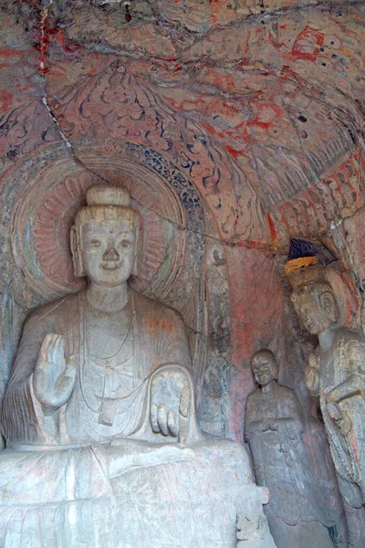 龙门石窟 佛像和菩萨塑像 刻在河南省洛阳附近的岩石上 — 图库照片