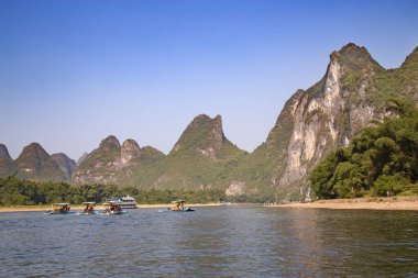 Li Nehri veya Lijiang Nehri Çin 'in Guangxi Zhuang Özerk Bölgesi' nde bulunan bir nehirdir. Guilin 'den Yangshuo' ya 83 km (52 mi) uzunluğunda ve Karst kayalarının oluşturduğu manzarasıyla ünlüdür..