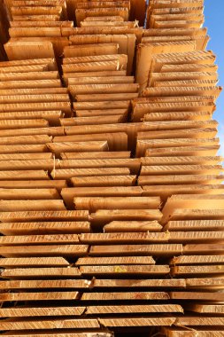 Kereste deposunda bir yığın yeni ahşap çivi.