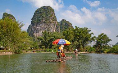 Li Nehri veya Lijiang Nehri Çin 'in Guangxi Zhuang Özerk Bölgesi' nde bulunan bir nehirdir. Guilin 'den Yangshuo' ya 83 km (52 mi) uzunluğunda ve Karst kayalarının oluşturduğu manzarasıyla ünlüdür..