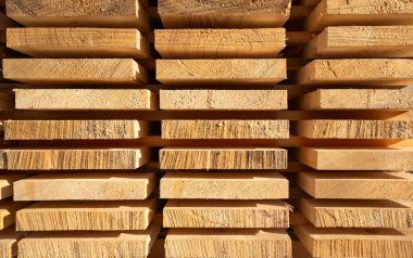 Kereste deposunda bir yığın yeni ahşap çivi.