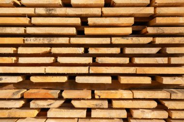 Kereste deposunda bir yığın yeni ahşap çivi.