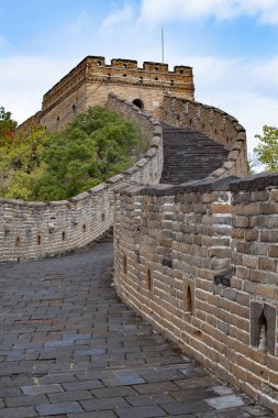 Meşhur Çin Seddi, Mutianyu Bölümü, Pekin şehrinin yakınında yer alıyor.