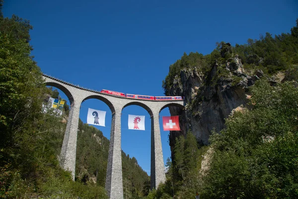 Famoso Viaduto Landwasser Nas Proximidades Cidade Filisur Nos Alpes Suíços — Fotografia de Stock