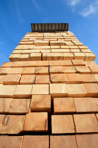 Stapel Neuer Holzstäbe Auf Dem Bauhof — Stockfoto