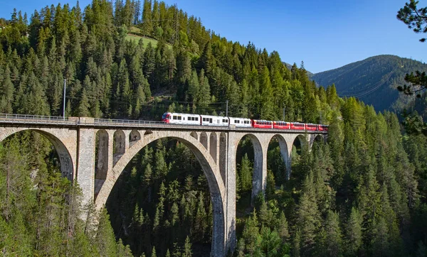 Híres Wiesener Viadukt Vonaton Davos Filisur Svájci Alpokban — Stock Fotó