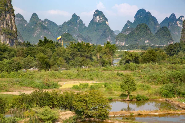 李川や麗江広西チワン族自治区 中国の川です 桂林から陽朔までの83キロメートルを流れ カルスト岩によって形成された景観で有名です — ストック写真