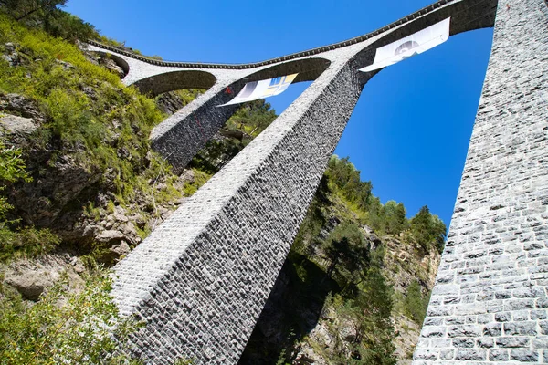 Famoso Viaduto Landwasser Nas Proximidades Cidade Filisur Nos Alpes Suíços — Fotografia de Stock