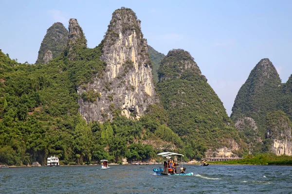 River Lijiang 자치구에 강이다 이강은 랭에서 수오까지 킬로미터를 흐르며 카르스트 — 스톡 사진