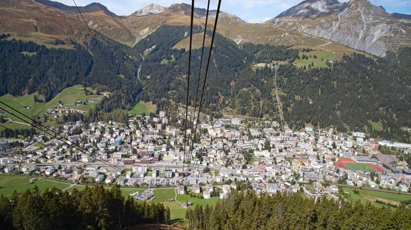 ダボス市と湖の空中ビュー ダボスはスイスの都市で 世界経済フォーラムの年次総会の有名な場所です — ストック写真