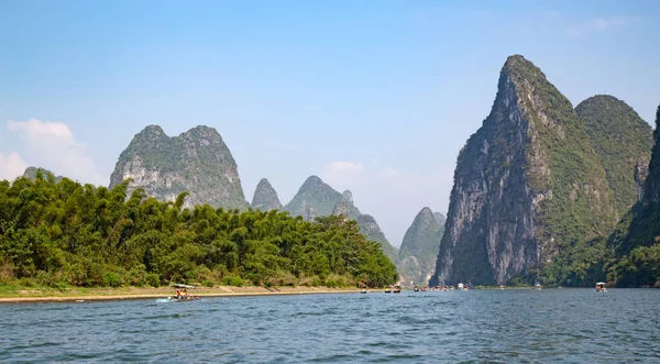 李川や麗江広西チワン族自治区 中国の川です 桂林から陽朔までの83キロメートルを流れ カルスト岩によって形成された景観で有名です — ストック写真