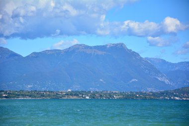 Desenzano Garda Gölü dağlar