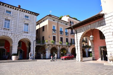 Desenzano sokak editoryal