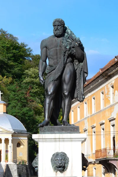 ベイル ヘルクラネ市ルーマニア伝説のヘラクレス像記念碑 — ストック写真