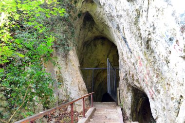 Baile Herculane haydut mağarası manzaraya giriş