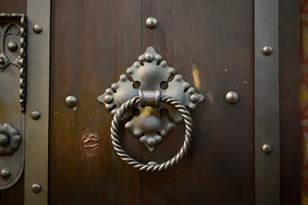 Maçaneta de metal porta de madeira — Fotografia de Stock