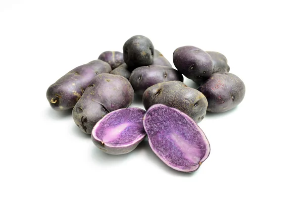 Purple Ziemniaki na biały — Zdjęcie stockowe