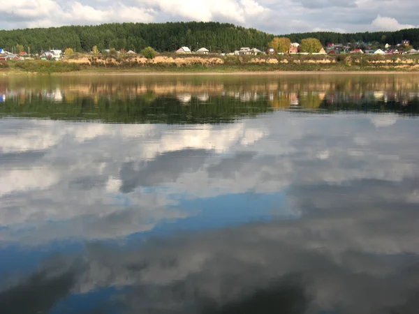 Rivier en hemel — Stockfoto