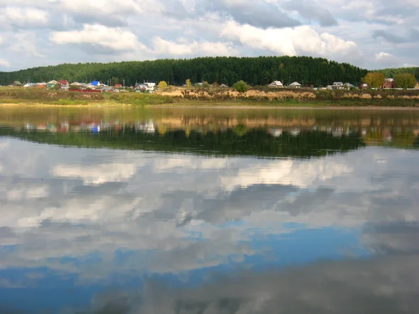 Rivier en hemel — Stockfoto