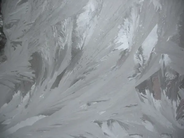 Padrão gelado na janela de inverno — Fotografia de Stock